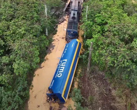 Trem carregado com milho descarrila e tomba em ponte no interior de São Paulo