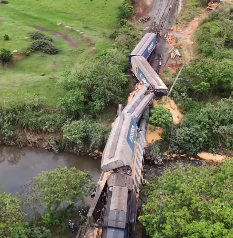 Trem carregado com milho descarrila e tomba em ponte no interior de São Paulo