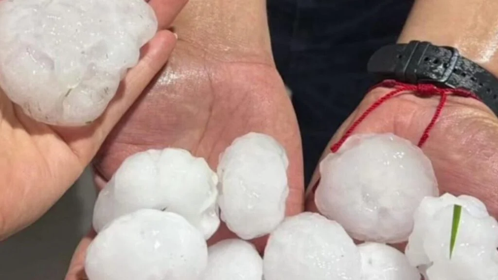 Granizo do tamanho de ovos deixa quase 900 casas danificadas no Paraná e atinge áreas rurais