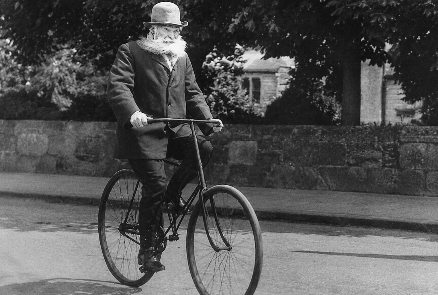 Dunlop em uma bicicleta, por volta de 1915.