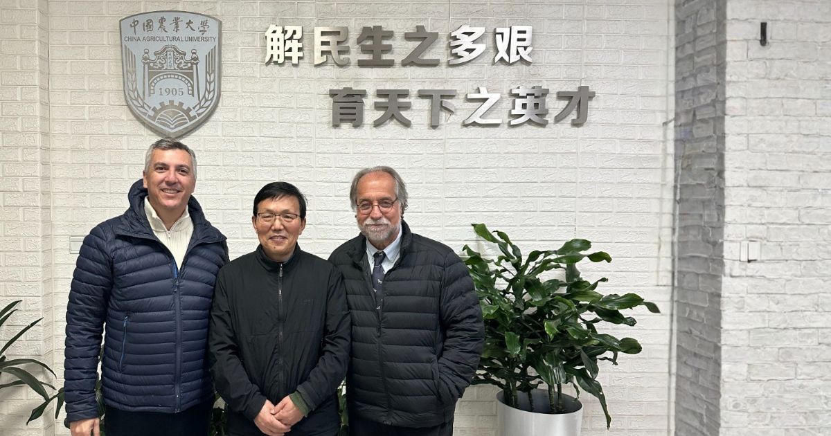 professores jorge e gustavo na universidade da China - pesquisa sobre jumentos