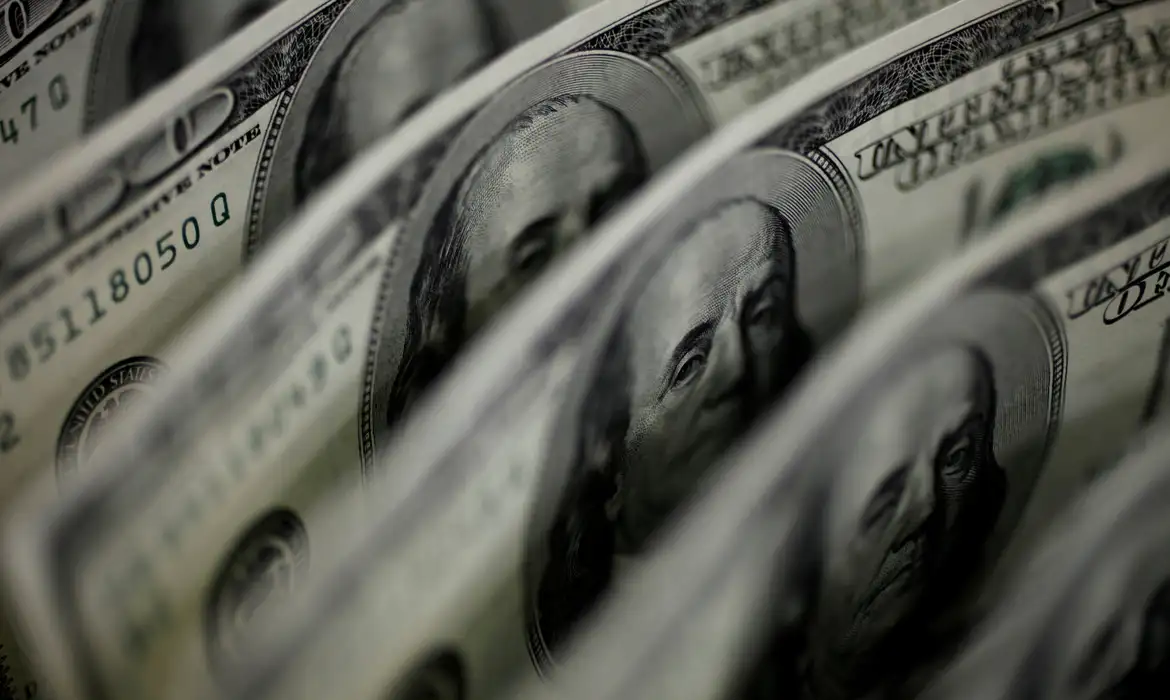 Ibovespa cai 2,68%, e dólar fecha em leve baixa a R$ 5,34