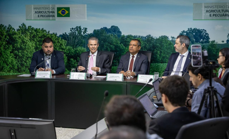 Ministro André de Paula destaca segurança do consumo e detalha medidas contra doença de Newcastle em SC