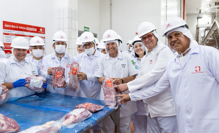 Ministro André de Paula acompanha primeiro embarque de carne bovina do Nordeste para a China