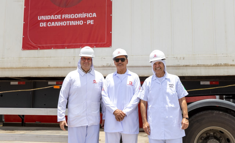 Ministro André de Paula acompanha primeiro embarque de carne bovina do Nordeste para a China