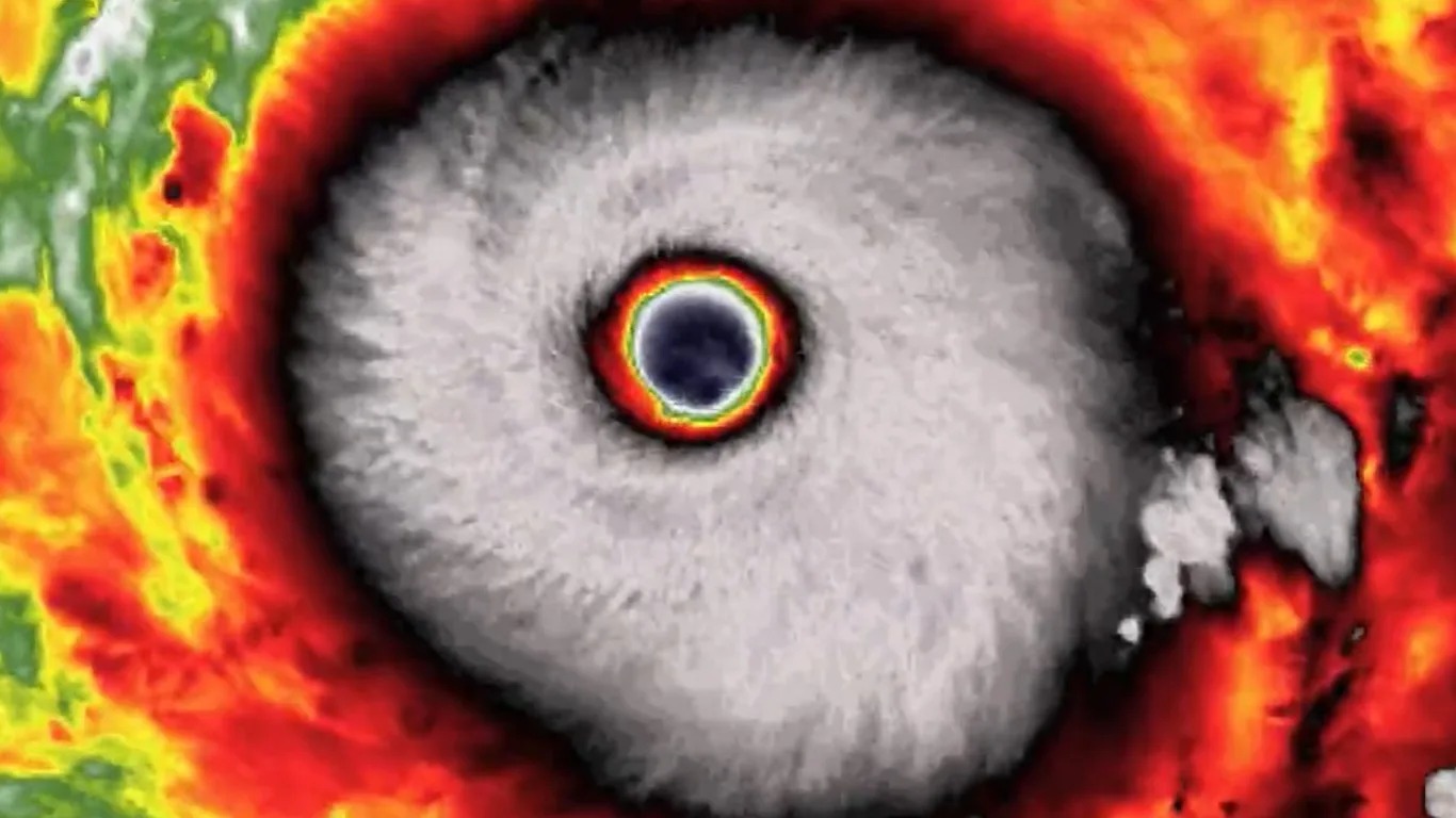 Ciclone monstro atinge quase 300 km/h - maior tempestade do ano - e ameaça milhões de pessoas