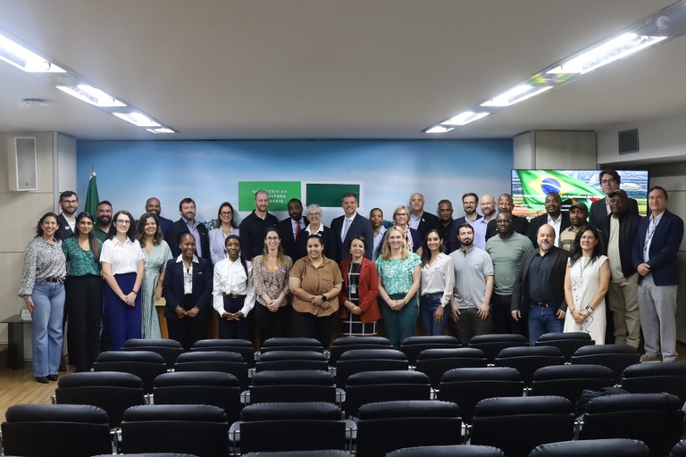 Missão da África do Sul no Brasil conhece iniciativas brasileiras em bioinsumos
