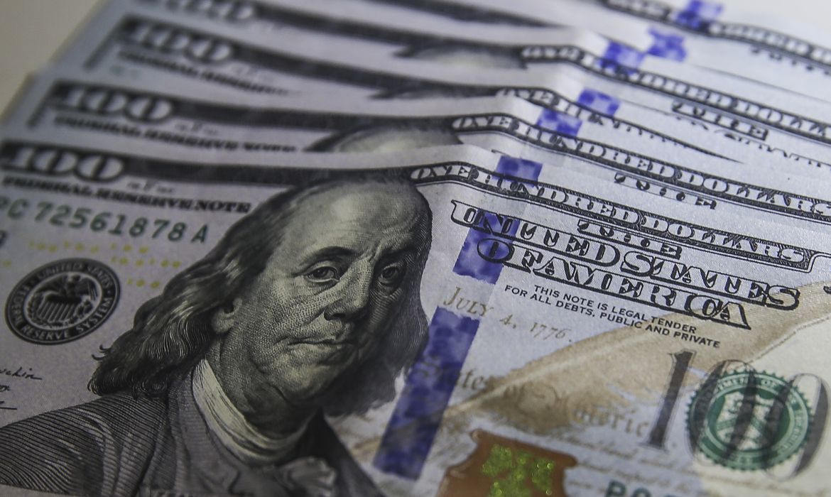 Dólar cai para R$ 5,01 com exterior e expectativa eleitoral no Brasil