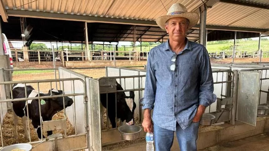 Produtor vendeu Fiat Uno para comprar novilhas e hoje produz 8,6 mil litros de leite por dia em Minas Gerais
