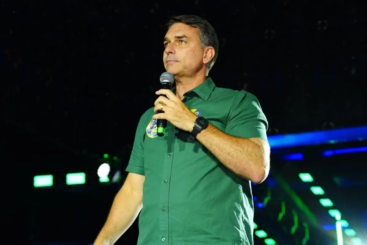 Flávio Bolsonaro está fora do Brasil, dizem aliados; PF apura fatos sobre saída do senador