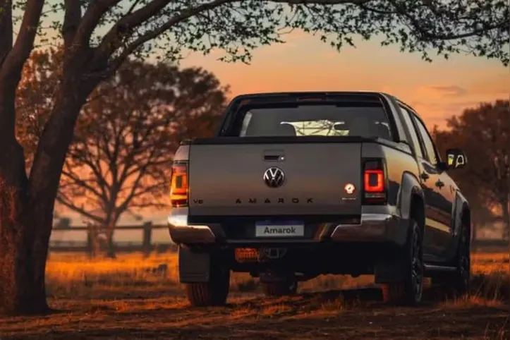 Volkswagen Amarok Extreme aparece com abatimento de 24% na venda direta em outubro; Picape Highline fica abaixo de R$ 294 mil nas condições divulgadas para CNPJ.
