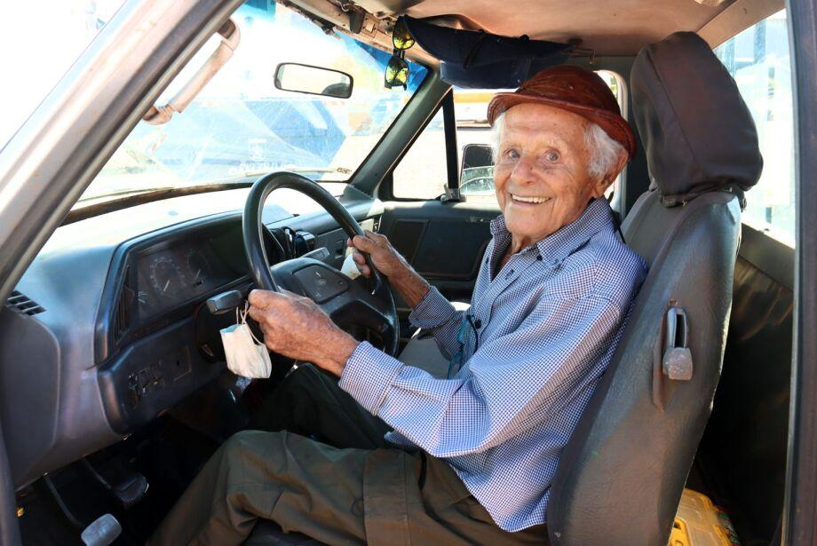 Aos 103 anos, produtor ainda dirige, anda a cavalo e acompanha duas fazendas em MS