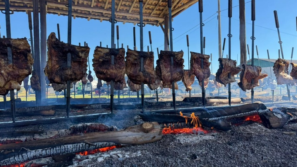 Festa da costela criada no interior vira tradição oficial após reunir produtores por mais de uma década