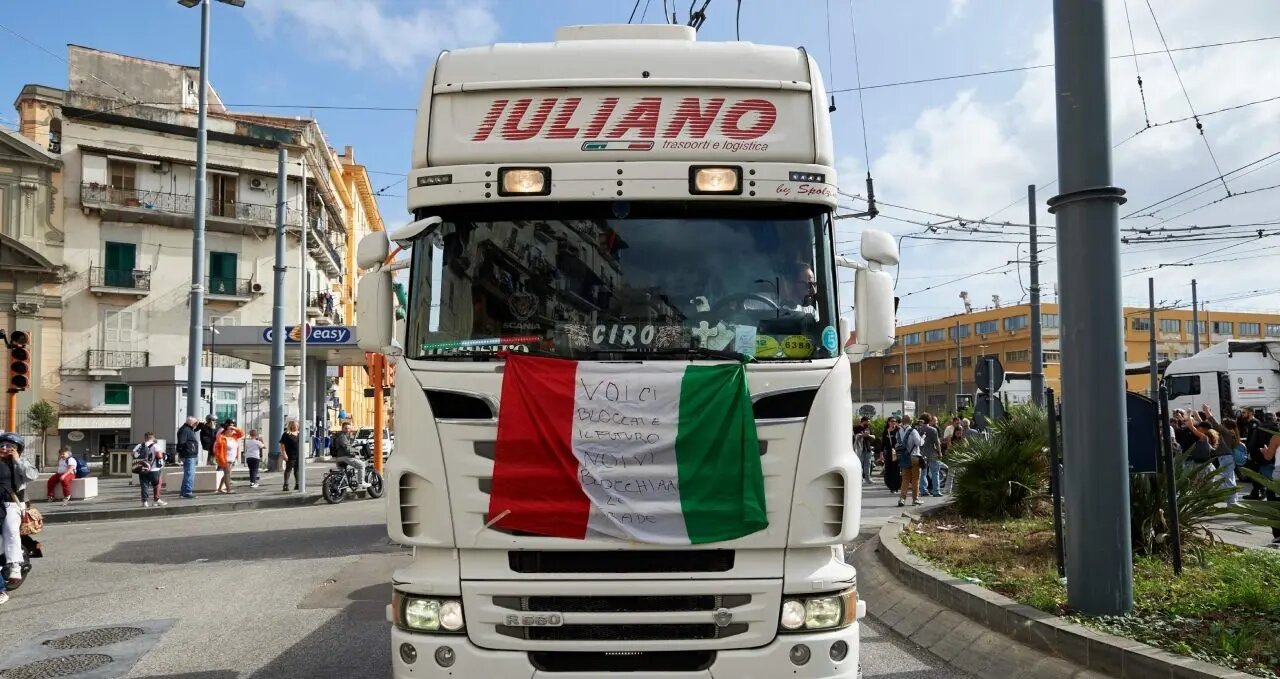 Alta do diesel paralisa caminhoneiros na Itália e deixa supermercados sem alimentos