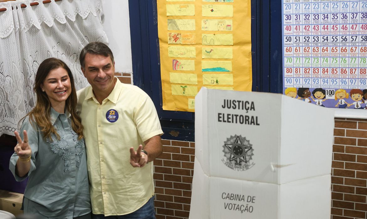 Ao votar no Rio de Janeiro, Flávio Bolsonaro diz que representa a mudança