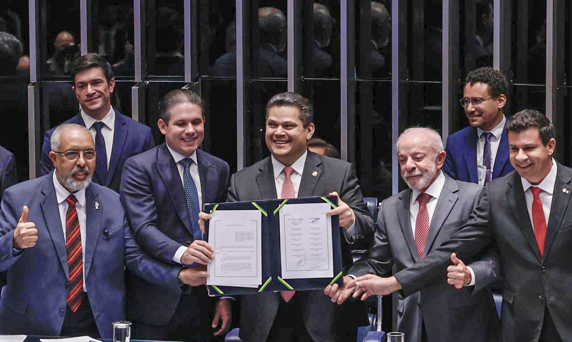 Congresso promulga fim da escala 6×1 e redução da jornada sem corte salarial