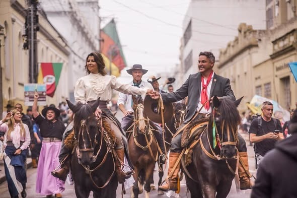 Zucco é eleito governador do RS e aparece a cavalo em Alegrete